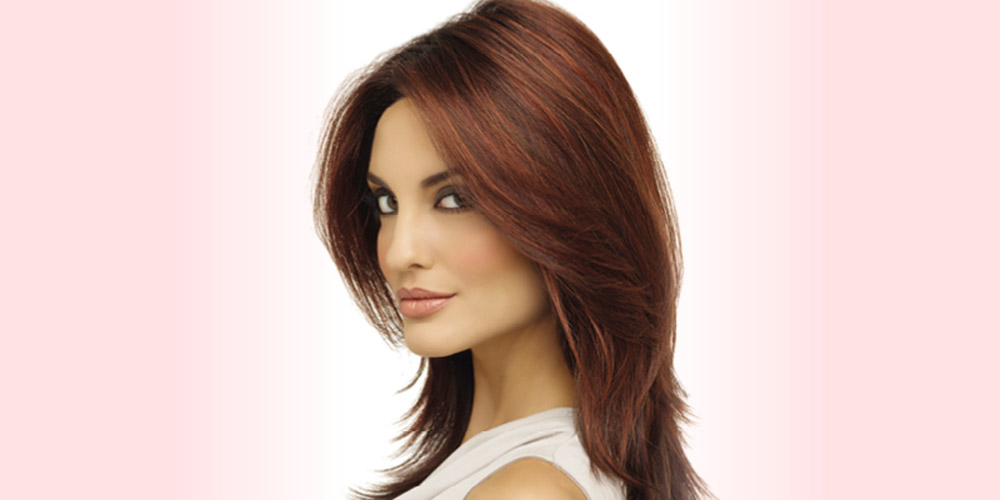 Model in Envy wig Roxie against pale pink background